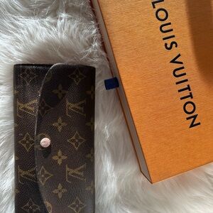 Louis Vuitton Emilie Wallet Monogram Canvas
Brown comes with box